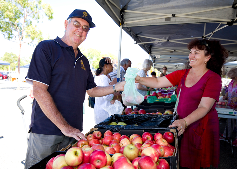Image of Stirling Farmers Market Manager buying an apple