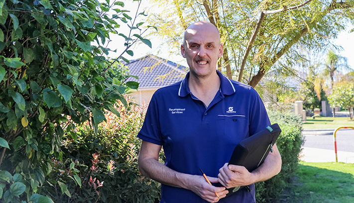 City of Stirling Verge Compliance Officer Gary Perryman in front of a well-maintained verge.
