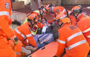 SES volunteers attend to a 'casualty'.